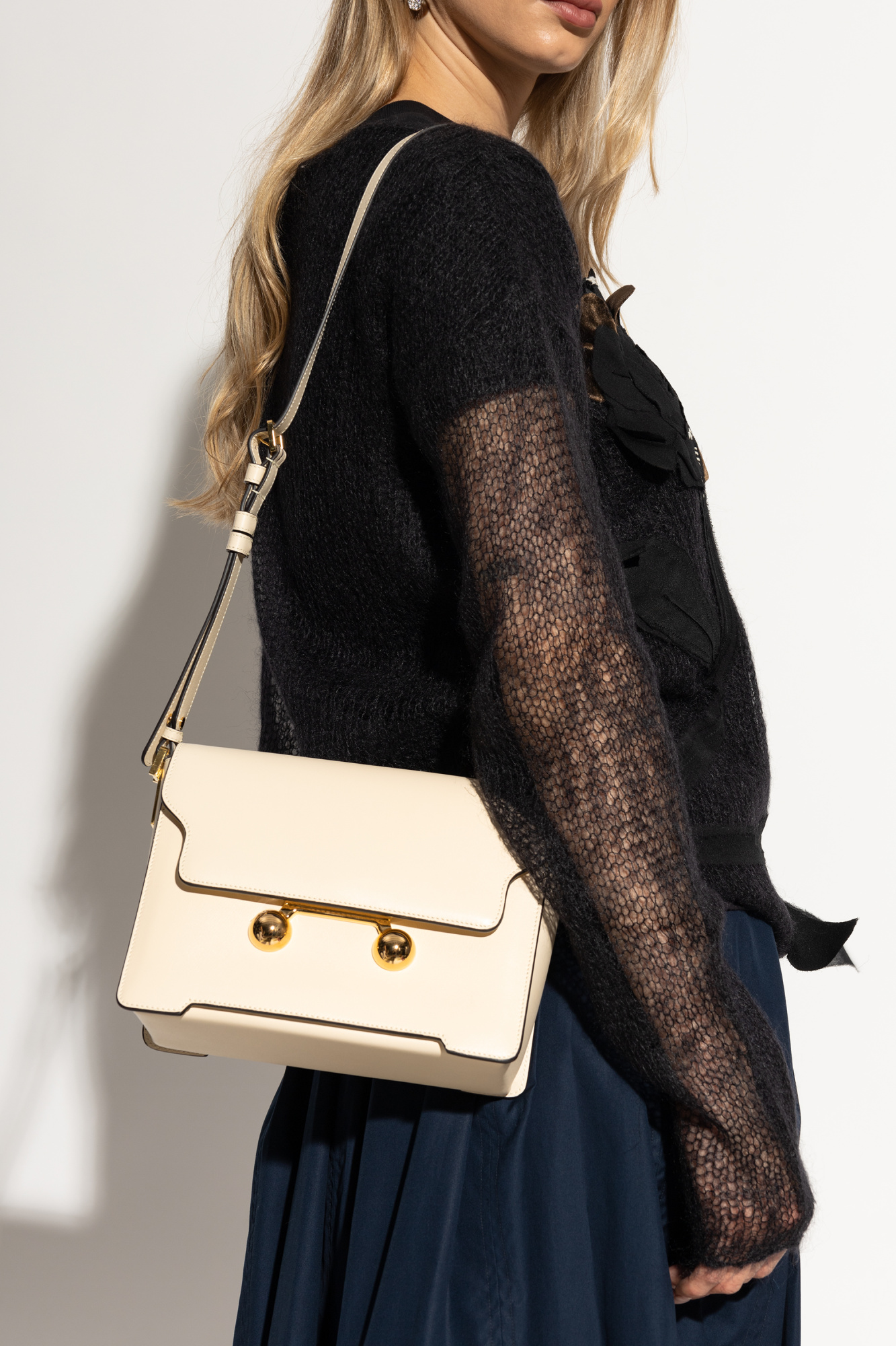 【PORTERNA】Mardi two-tone shoulder bag Noir Petra Grommet-Strap Curved Shoulder Bag - CHARLES